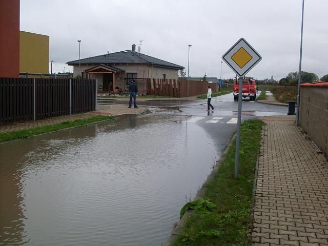 foto 002.jpg - st ulice Na Kamenn Hrzi byla cel pod vodou